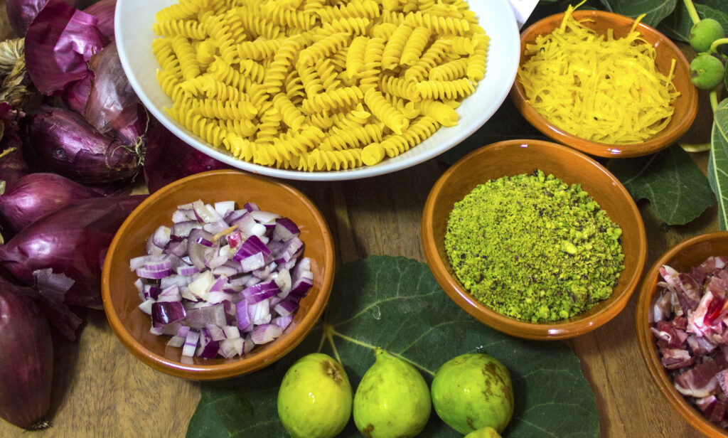 La ricetta di Nino D'Ambrogio pasta fichi, pancetta e pistacchi