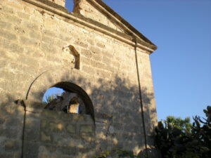 L’antica chiesa rurale e la torre del baglio di Marausa